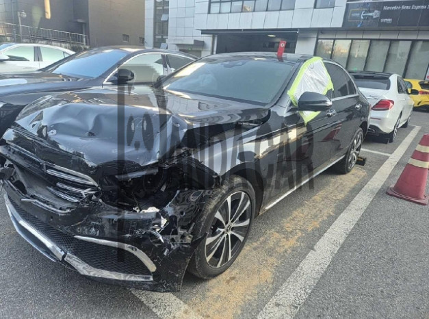2021 Mercedes-Benz E300 e 4MATIC, photograph 3