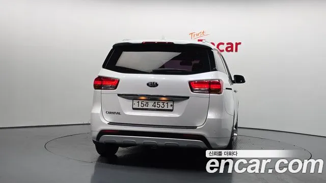 Kia Canival 9-seater Luxury — photo 1 of 30