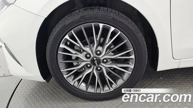 Kia K3 1.6 — photo 1 of 30