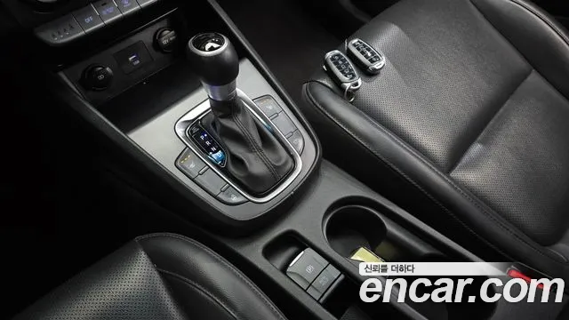 Hyundai Kona Modern — photo 1 of 20
