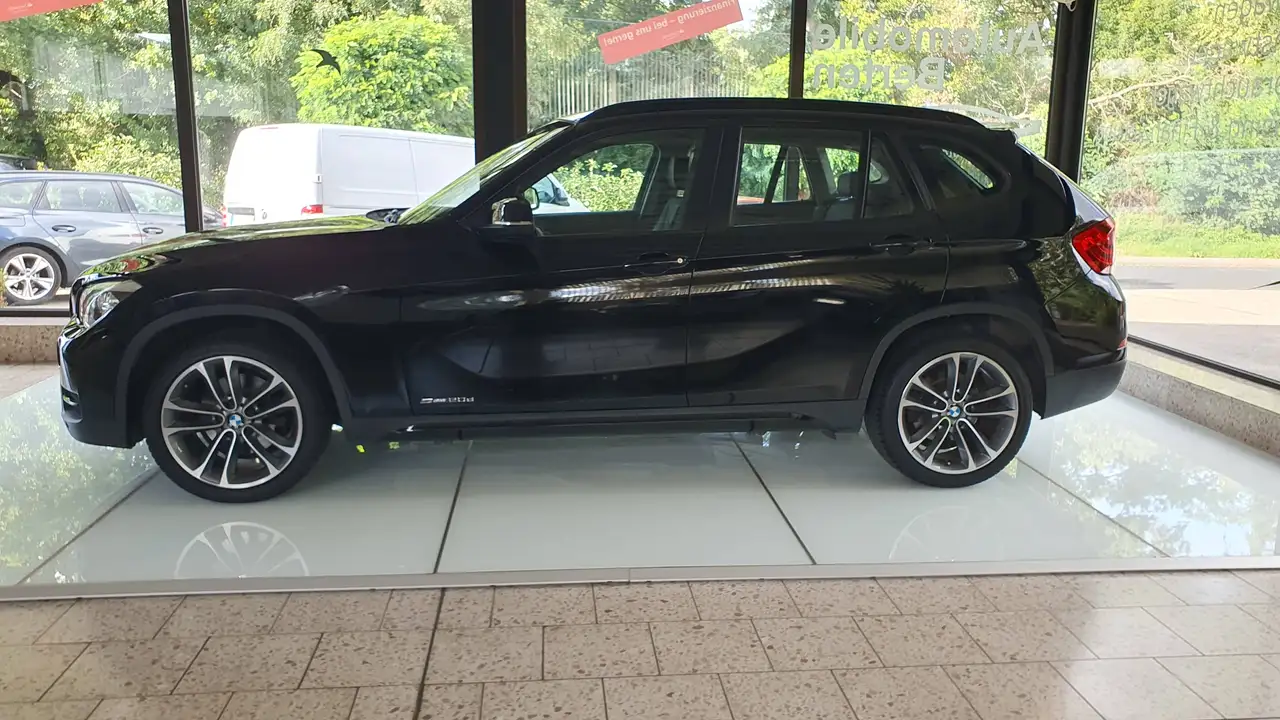 2012 BMW X1 sDrive 20 d, Sport Line, Automatik, AHK, SHZ, PDC vo. + hi., Leder, Klimaautomatik, usw..., photograph 2