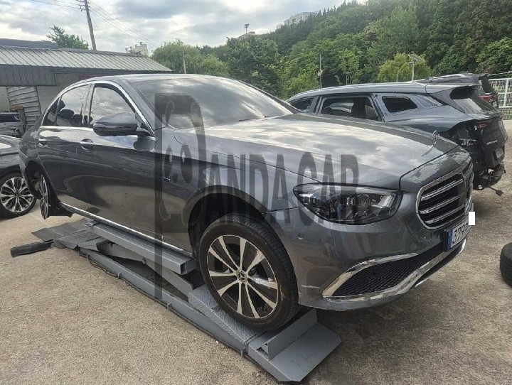 2021 Mercedes-Benz E300 e 4MATIC, photograph 1