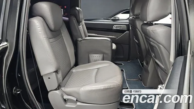 2016 KG_Mobility_Ssangyong KORANDO 4WD Chateau 11-seater, photograph 3