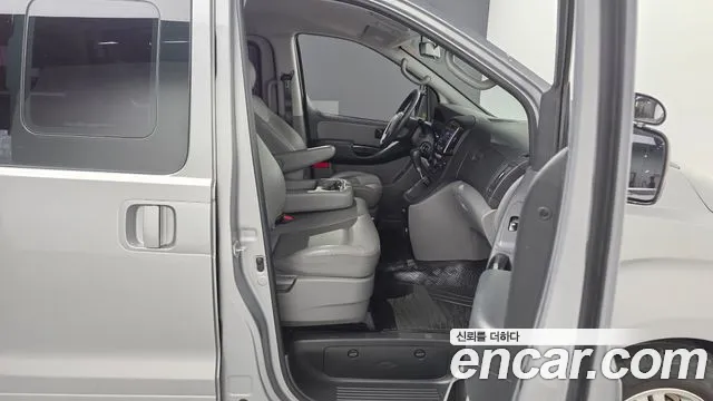 Hyundai Starex 12-Seater Wagon — photo 1 of 33