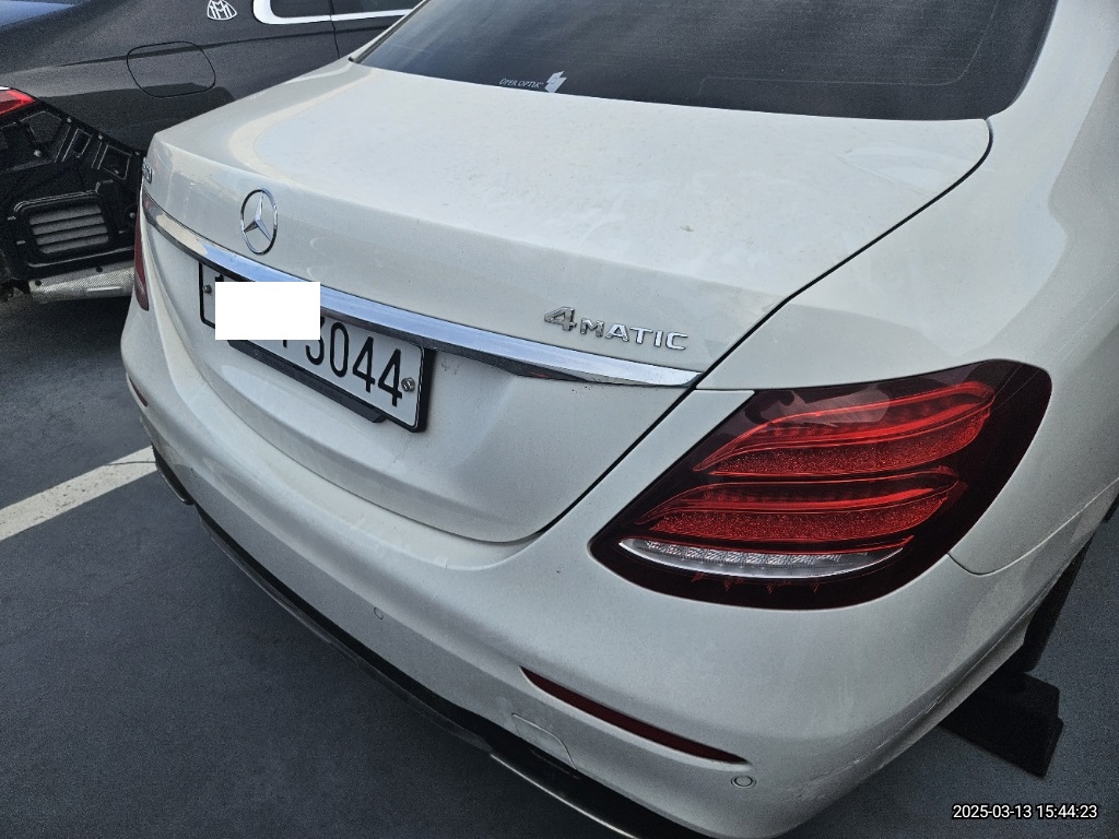 2019 Mercedes-Benz Benz E350 4Matic, photograph 2