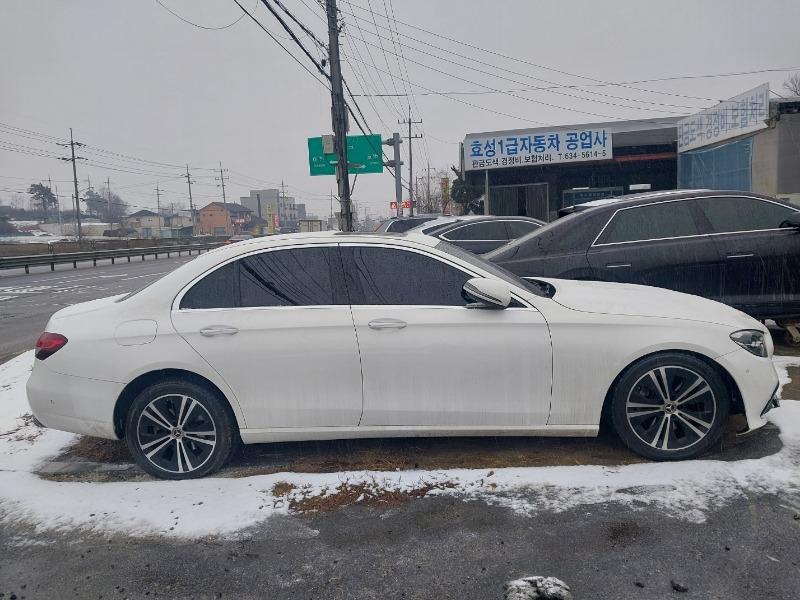 2021 Mercedes-Benz E250, photograph 2