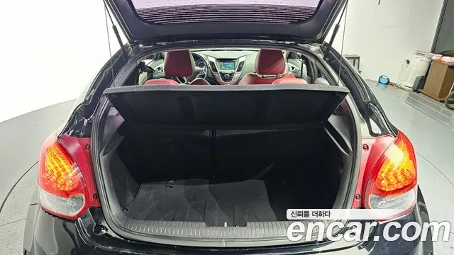 2011 Hyundai Veloster Extreme, photograph 11