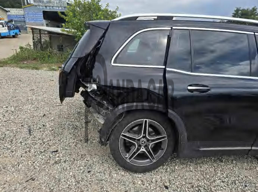 2023 Mercedes-Benz GLB250 4MATIC, photograph 3