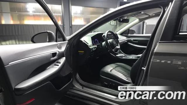 Hyundai Sonata 2.0 — photo 1 of 34