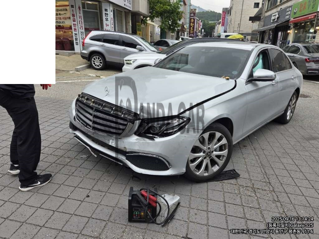 2017 Mercedes-Benz E220 d 4Matic, photograph 2