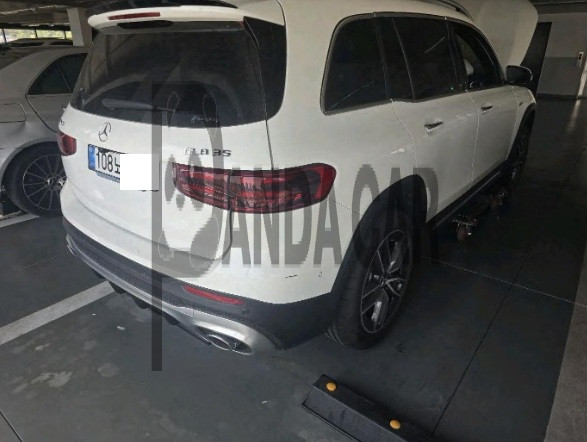2025 Mercedes-AMG GLB 35 4MATIC, photograph 2
