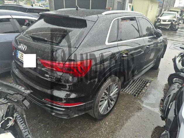 2022 Audi Q3 35 TDI quattro, photograph 2