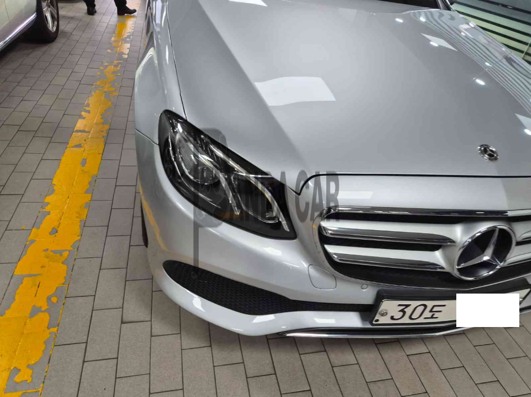 2019 Mercedes-Benz E300, photograph 1