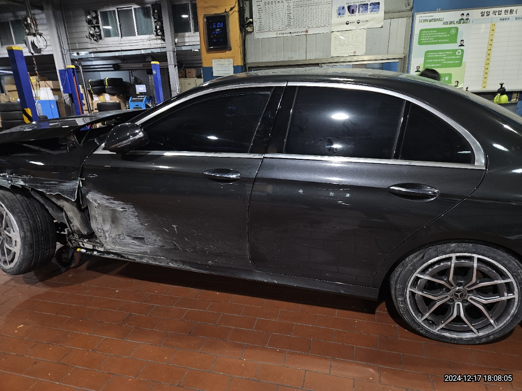 2023 Mercedes-Benz E220d 4MATIC, photograph 5
