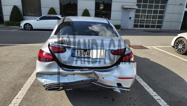 2022 Mercedes-Benz E350 4MATIC, photograph 2