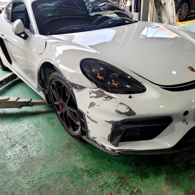 2023 Porsche 718 Cayman GT4, photograph 4