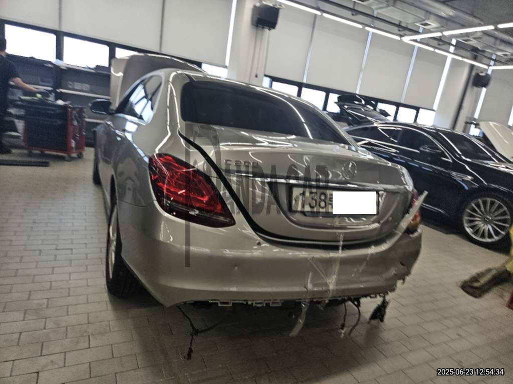 2020 Mercedes-Benz C200, photograph 2