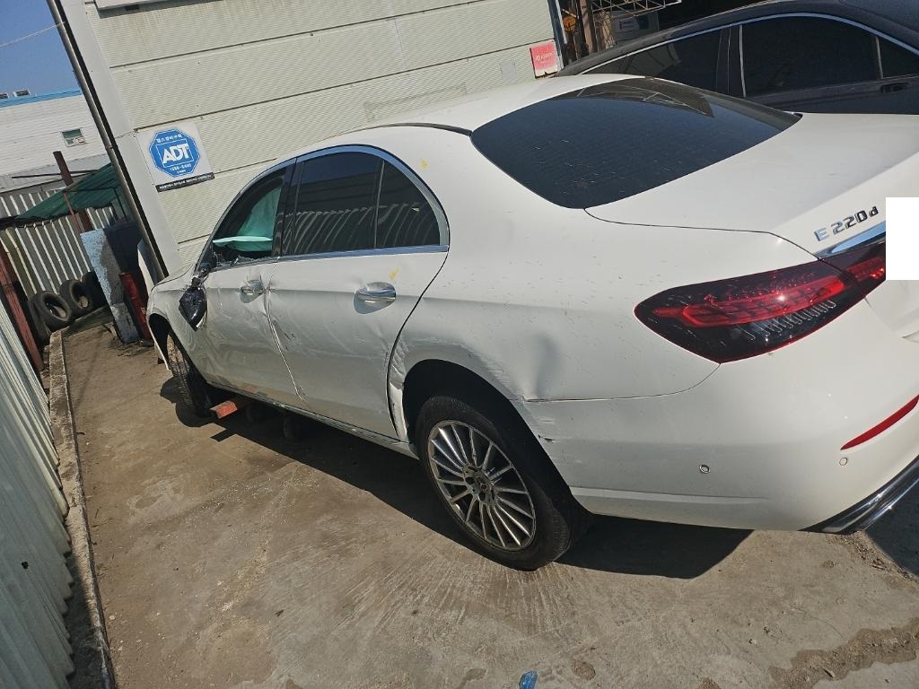 2022 Mercedes-Benz E220 d 4MATIC, photograph 5