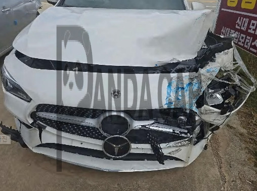 2022 Mercedes-Benz CLA250 4MATIC, photograph 2