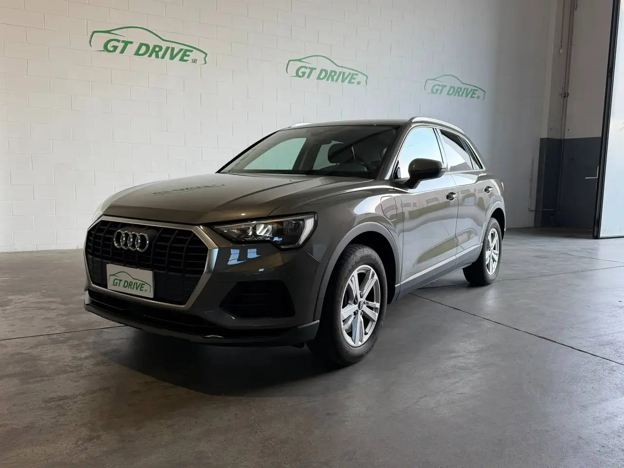 Audi Q3 45 1.4 tfsi e Business s-tronic — photo 1 of 15