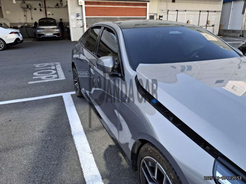 2025 BMW 520i, photograph 2