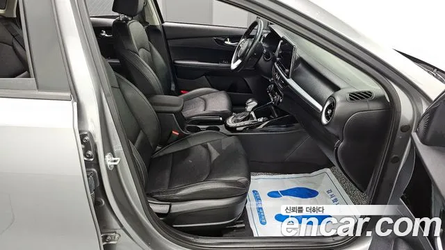 Kia K3 1.6 — photo 1 of 20