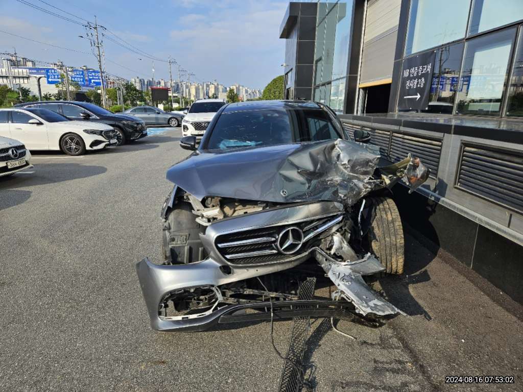2020 Mercedes-Benz E 250, photograph 2