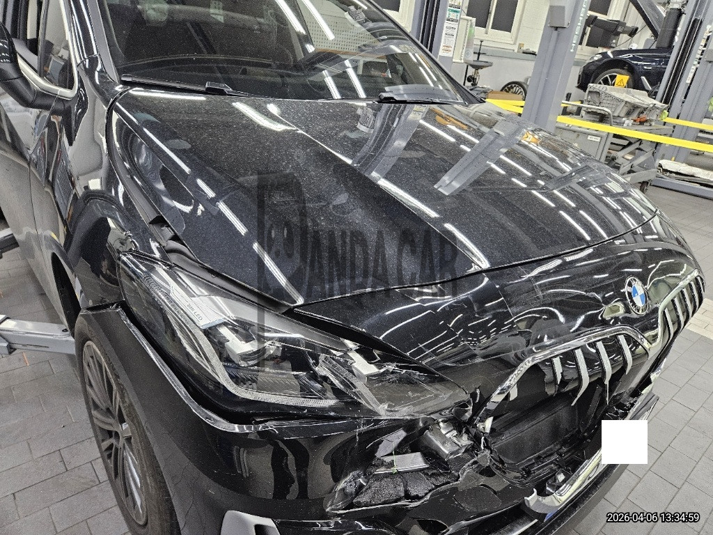 2025 BMW 220i Active Tourer, photograph 2