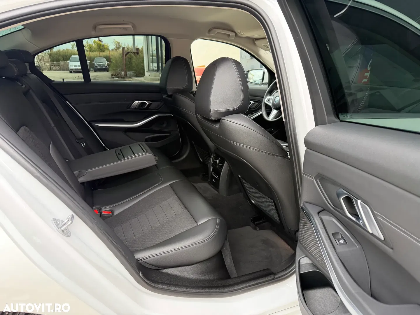 2022 BMW Seria 3, photograph 11