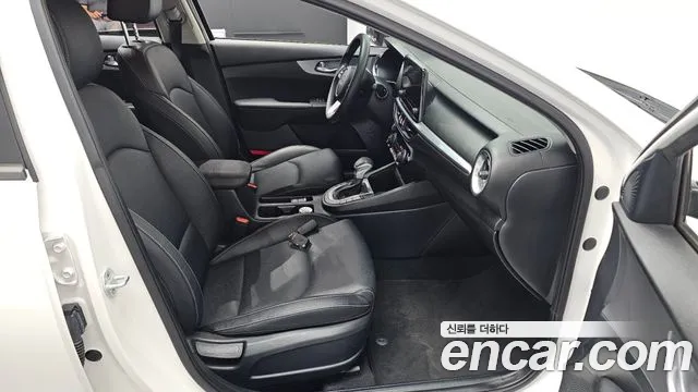 Kia K3 1.6 — photo 1 of 20