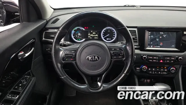 Kia Niro Prestige — photo 1 of 30