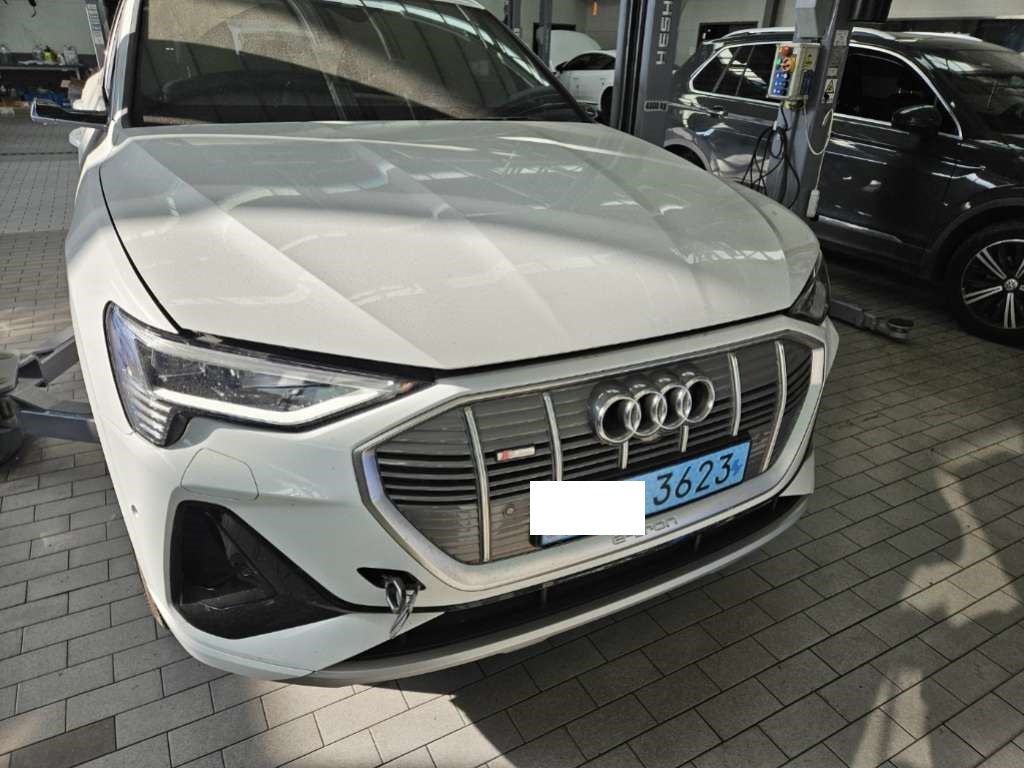 2022 Audi etron Sportback 55 quattro, photograph 1