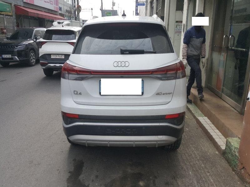 2022 Audi Q4 e-tron 40, photograph 4