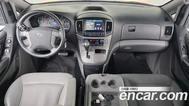 Hyundai Starex 12-Seater Wagon — photo 1 of 32