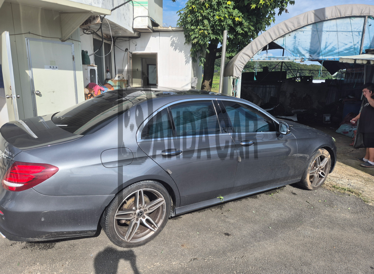 2020 Mercedes-Benz E 300 4MATIC, photograph 2