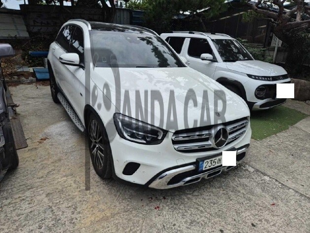 2021 Mercedes-Benz GLC300 e 4MATIC, photograph 2