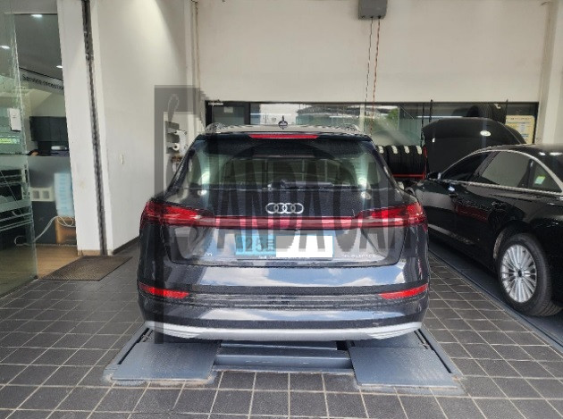2020 Audi etron 55 quattro, photograph 1