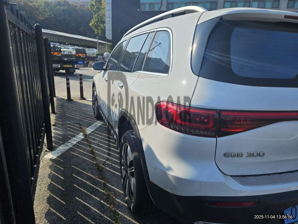 2024 Mercedes-Benz EQB300 4MATIC, photograph 2