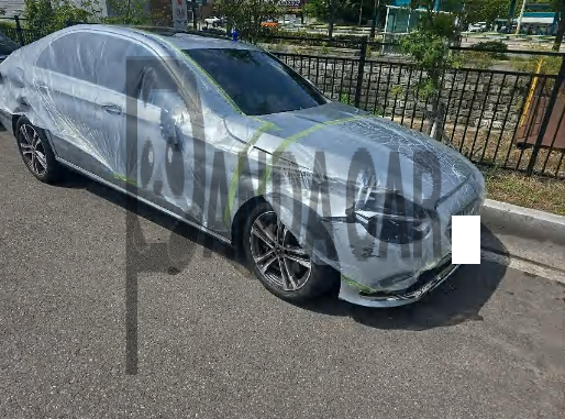 2022 Mercedes-Benz E350 4MATIC, photograph 2