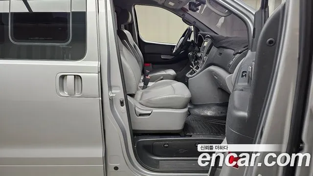 2013 Hyundai Starex 5-Seater VAN, photograph 10