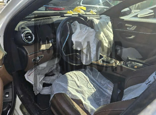 2021 Mercedes-Benz E250, photograph 2