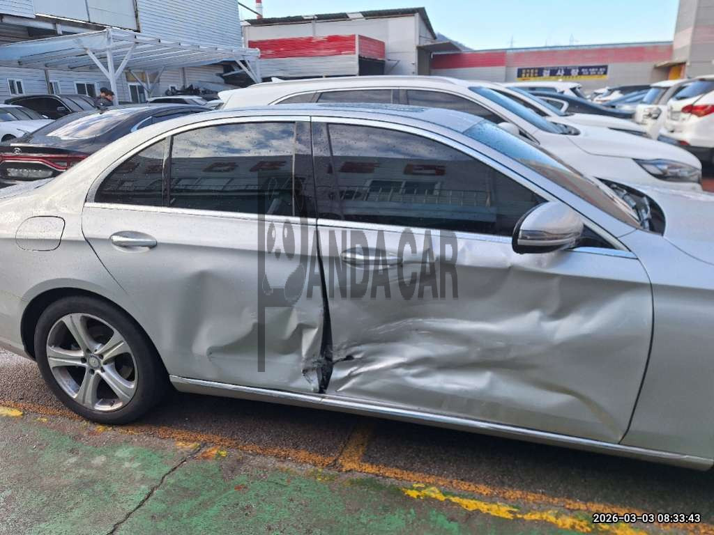 2017 Mercedes-Benz E200, photograph 2