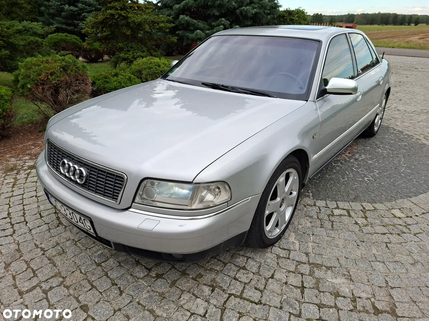 2001 Audi S8, photograph 1