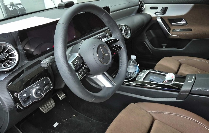 2025 Mercedes-Benz CLA 250 4MATIC, photograph 3