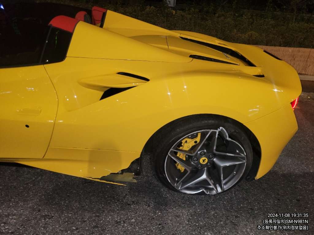 2022 Ferrari F8 Spider, photograph 3