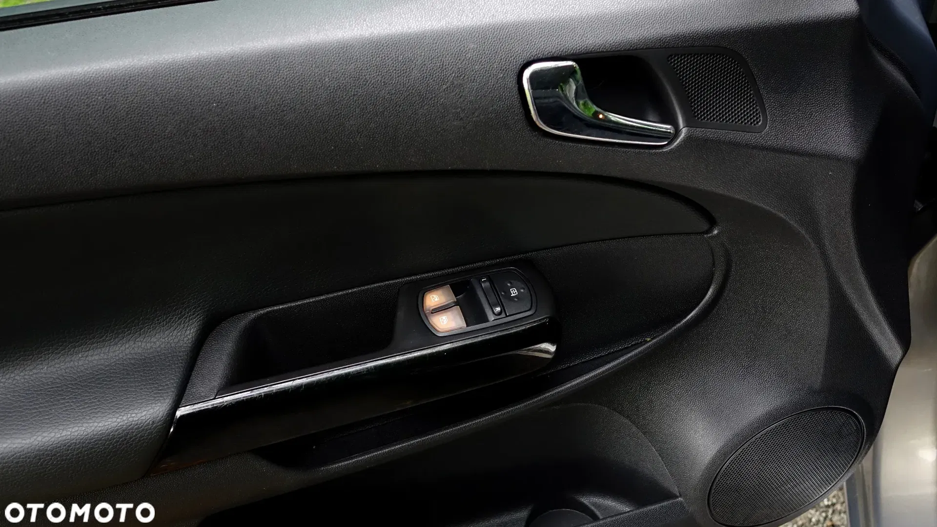 2010 Opel Corsa 1.2 16V Cosmo, photograph 2