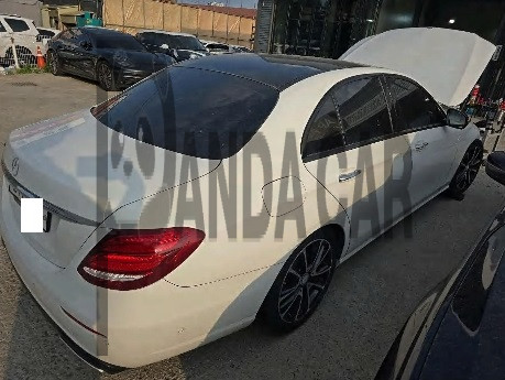 2017 Mercedes-Benz E300, photograph 3
