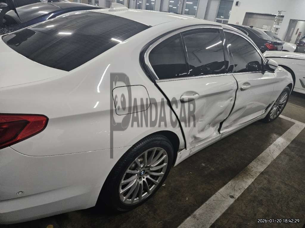 2020 BMW 520i Luxury, photograph 2