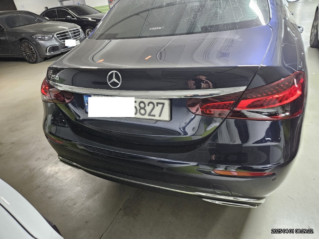 2022 Mercedes-Benz E250, photograph 3