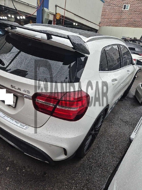 2019 Mercedes-AMG GLA45 4Matic, photograph 3